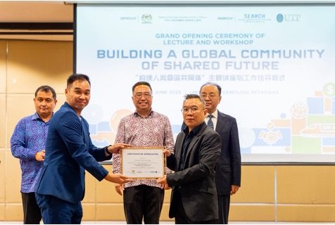 Edward Chan receiving a certificate of appreciation at the grand opening ceremony of Building a Global Community of Shared Future