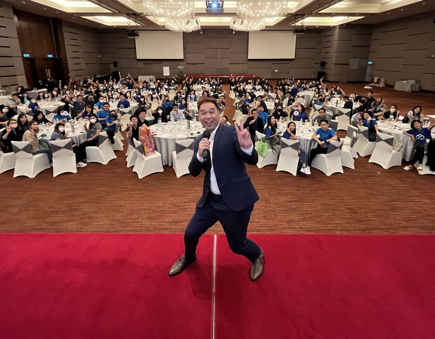 Edward Chan energising several hundred participants at a corporate conference